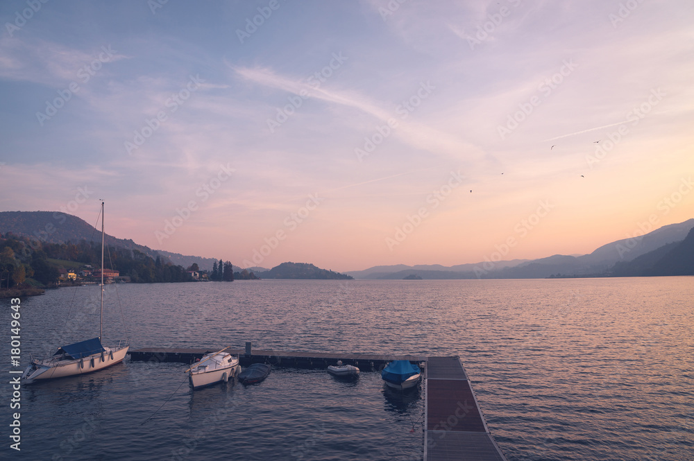 Obraz premium Pontile all'isola d'orta