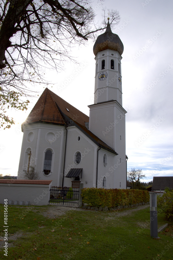 Dorfkirche in Dettendorf, Oberbayern, Deutschland.