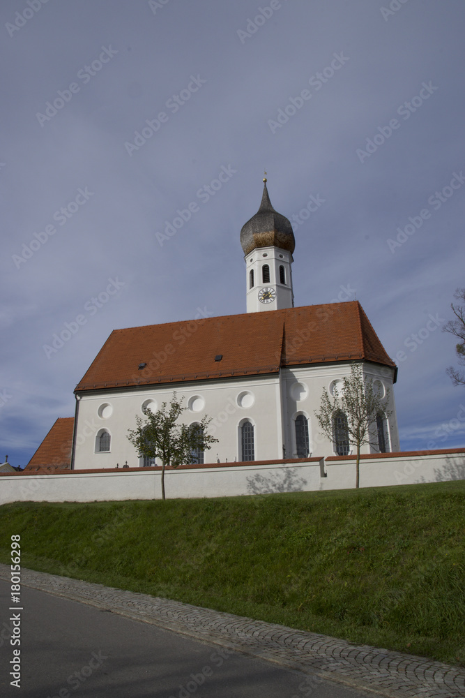 Dorfkirche in Dettendorf, Oberbayern, Deutschland.