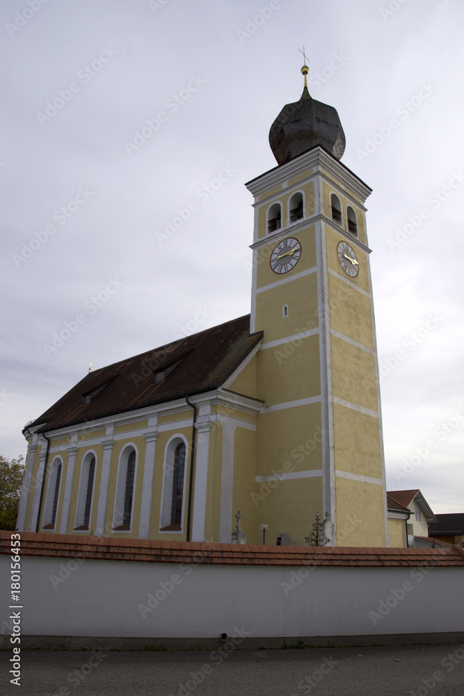 Dorfkirche St. Michael in Götting, Oberbayern, Deutschland.