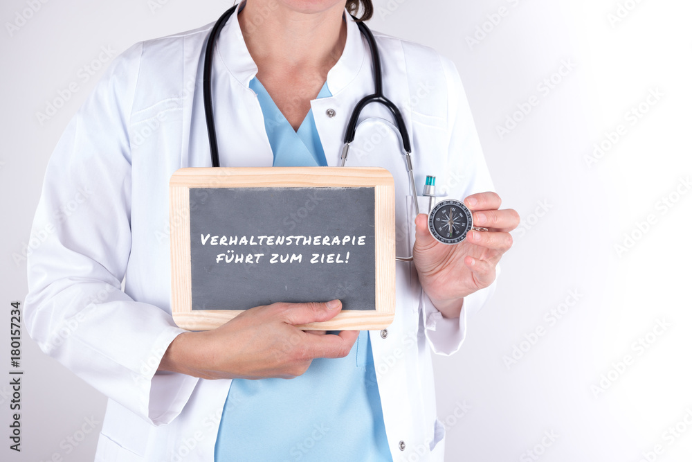 Therapeut mit Schild zur Verhaltenstherapie Therapeut mit Schild zur Verhaltenstherapie