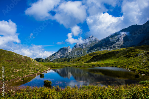 Fototapeta Naklejka Na Ścianę i Meble -  Dolomiti che si specchiano in un piccolo lago di montagna