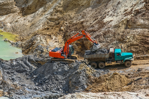 Extraction of clay in a kaolinic quarry