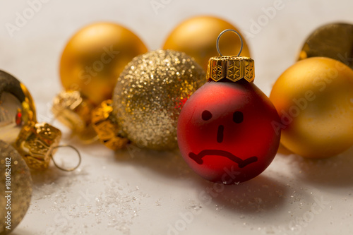 Anti - Weihnachten , Anti -Smilie Gesicht auf Weihnachtskugel photo