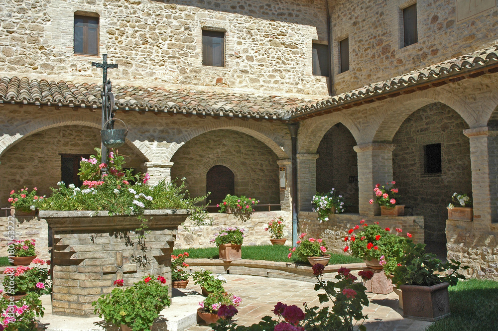 Assisi, il chiostro del monastero di San Damiano