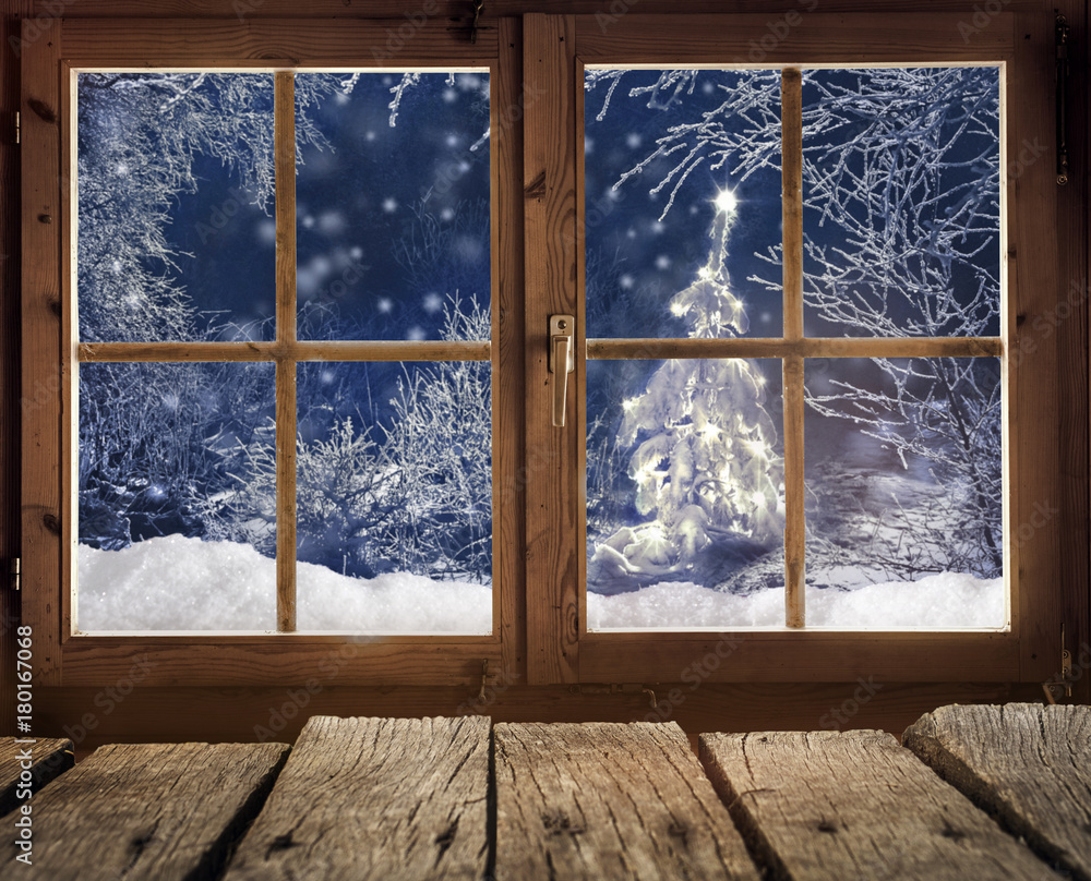 Fototapeta Widok z drewnianej chaty na zimowy las z choinki w godzinach wieczornych