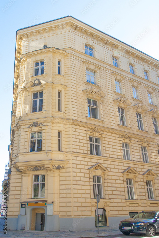 Historisches Gebäude: Perspektivische Aufnahme von einem Altbau in der Nähe der Schottengasse in Wien, Österreich