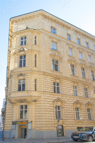 Historisches Gebäude: Perspektivische Aufnahme von einem Altbau in der Nähe der Schottengasse in Wien, Österreich
