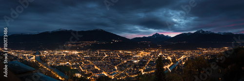 Innsbruck kurz nach einem Sonnenuntergang im Herbst 