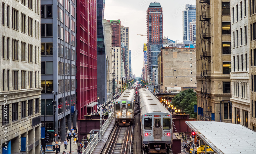 Naklejka premium Podwyższone tory kolejowe nad ulicami i między budynkami w The Loop - Chicago, Illinois, USA