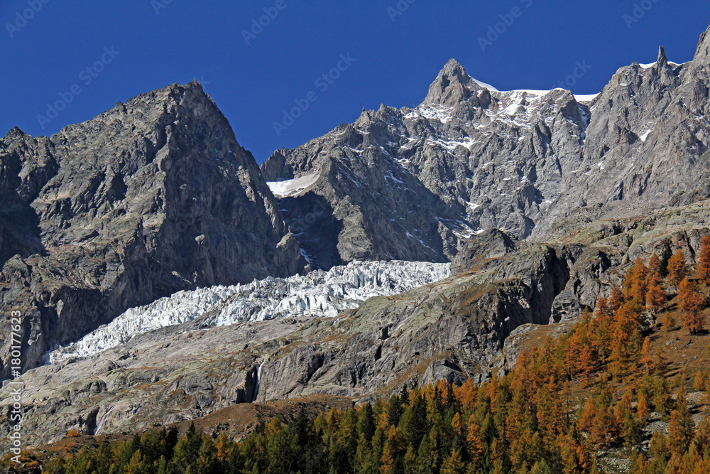 Torre di Jetoula e ghiacciaio di Rochefort; massiccio del Monte Bianco