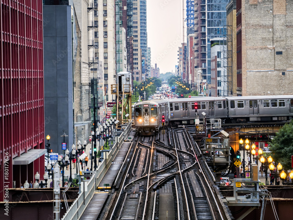 Obraz premium Podwyższone tory kolejowe nad ulicami i między budynkami w The Loop 3 sierpnia 2017 - Chicago, Illinois, USA