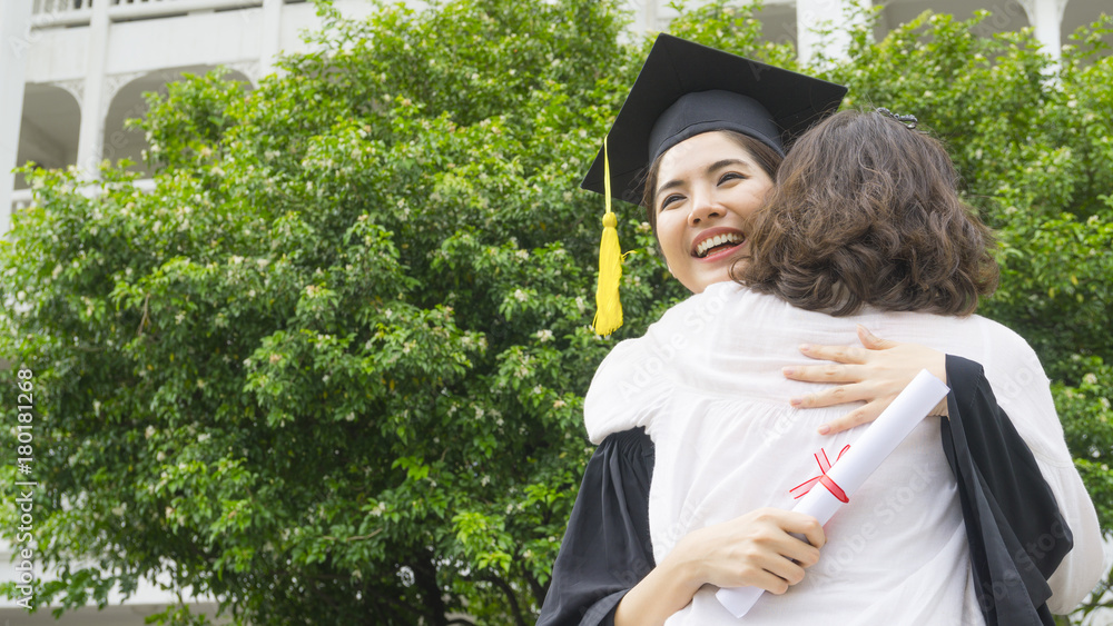 girl student with the Graduation gowns and hat hug the parent in ...