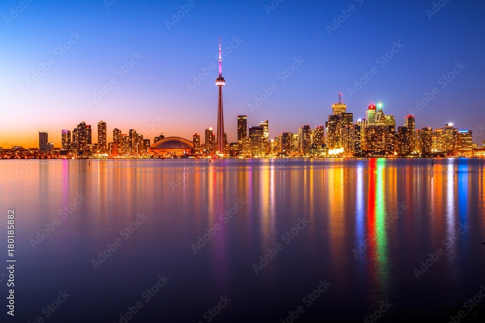 Obraz premium View of Toronto city from Central Island during sunset