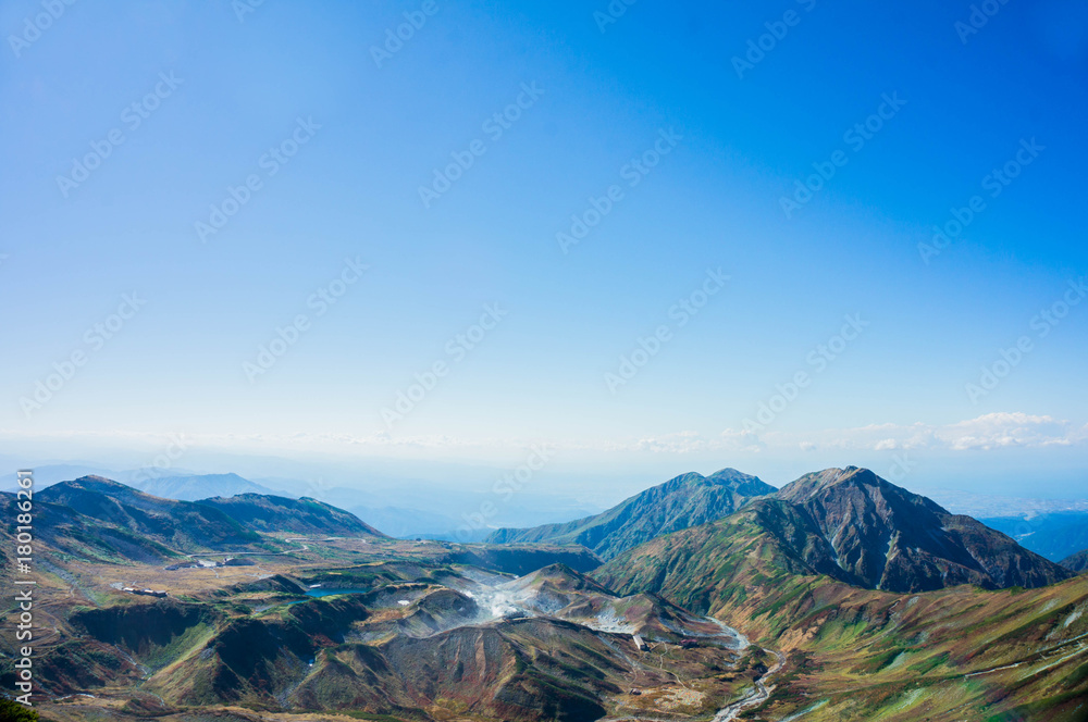 Obraz premium 立山の大汝山から見下ろす室堂と富山湾の風景