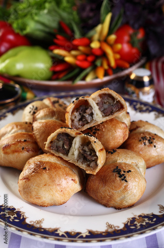 Samsa steam chip Chip.The puff pastry finely chopped meat of lamb,tail fat,onion,black pepper,cumin,salt to taste.Bake in the tandoor.Uzbek cuisine.The upper projection.