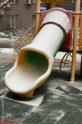 Горка - труба в снегу