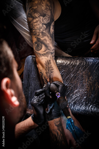 Foto Professional tattoo artist