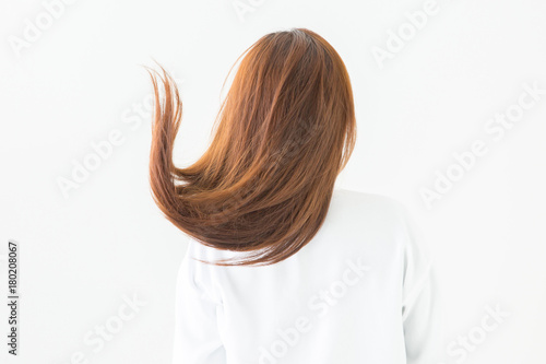髪を揺らす女性 