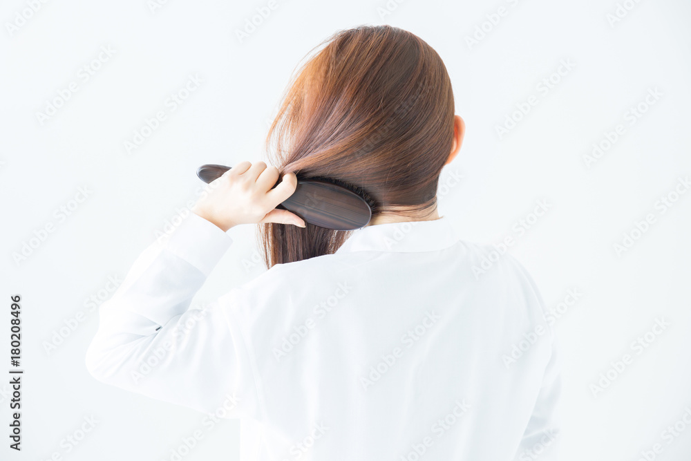 髪をくしでとかす女性 Stock Photo Adobe Stock