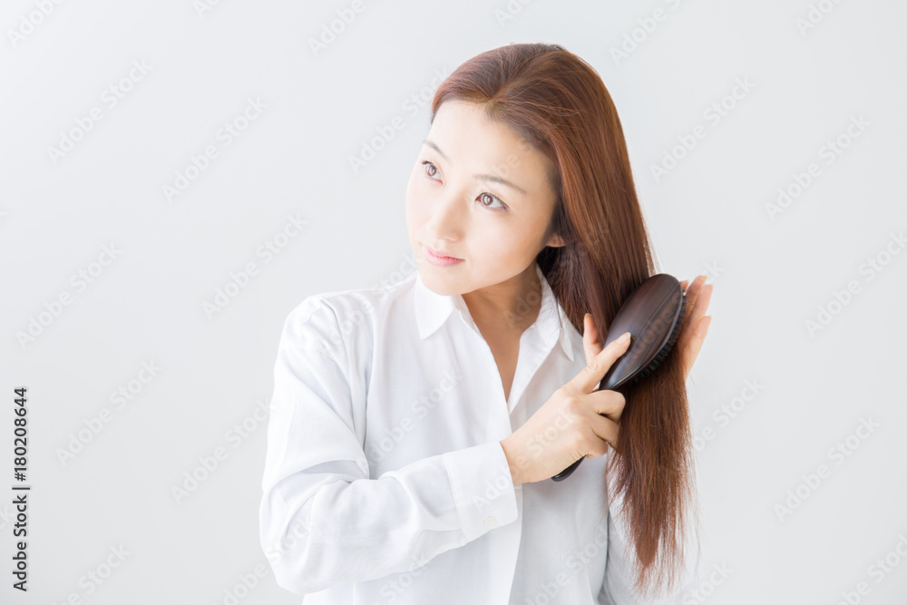 髪をくしでとかす女性 Stock 写真 Adobe Stock