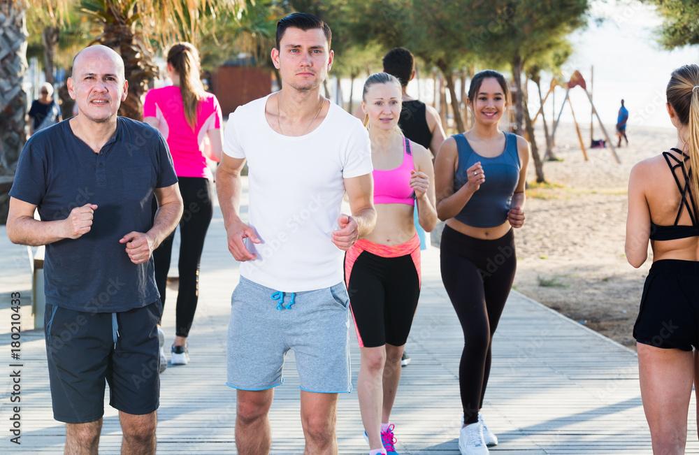 Obraz premium People jogging on city seafront
