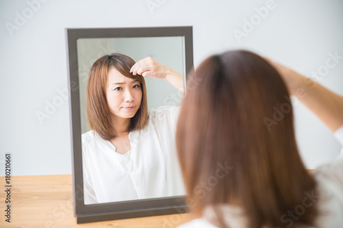 Tableau sur toile 前髪を気にする女性（真顔）