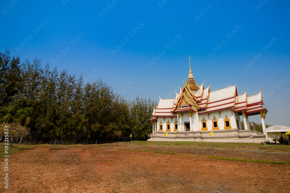 Naklejka premium buddhist temple on blue sky in thailand