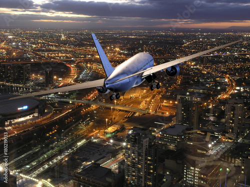 Verkehrsflugzeug im Landeanflug über Melbourne