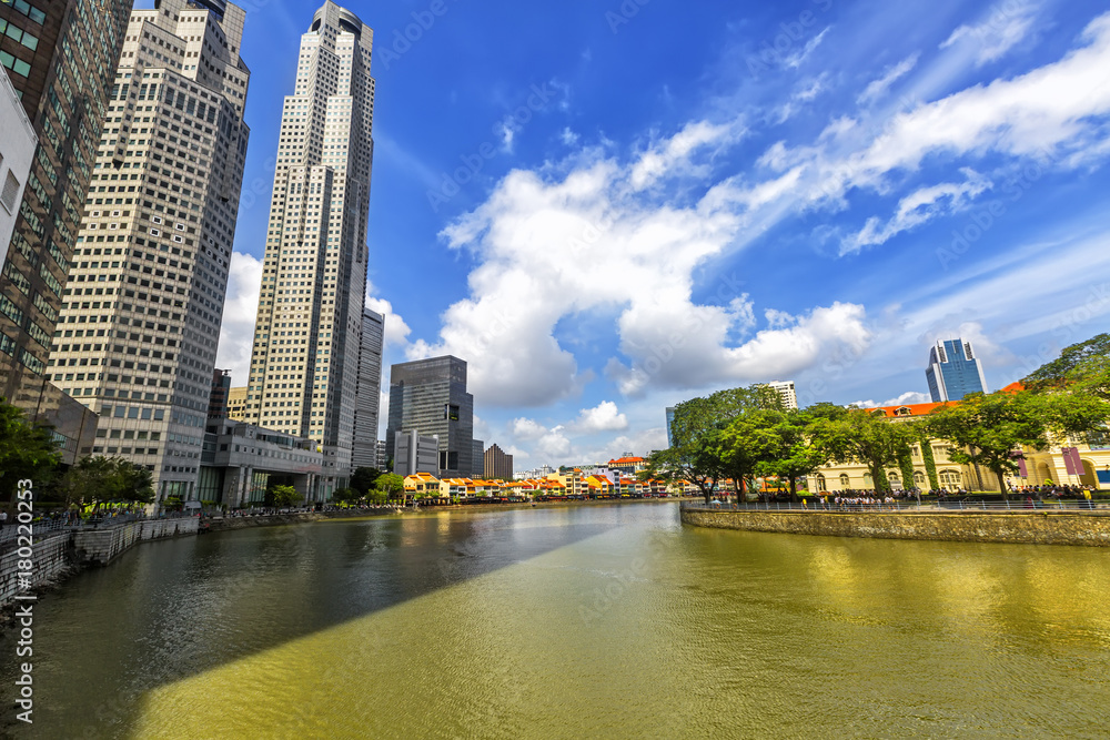 Fototapeta premium Singapore city skyline and Ancient village on the riverwalk of Singapore river