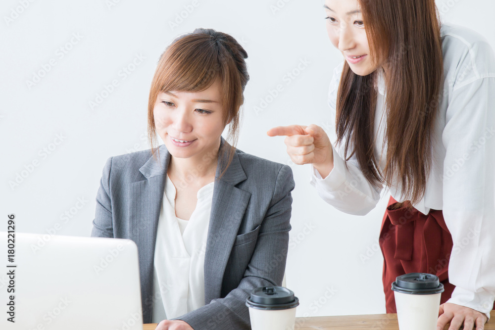 打ち合わせするビジネスウーマン（笑顔）
