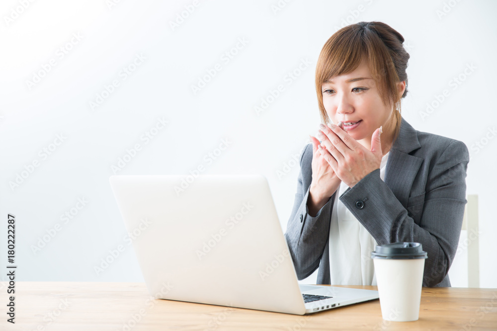 驚く女性
驚く女性