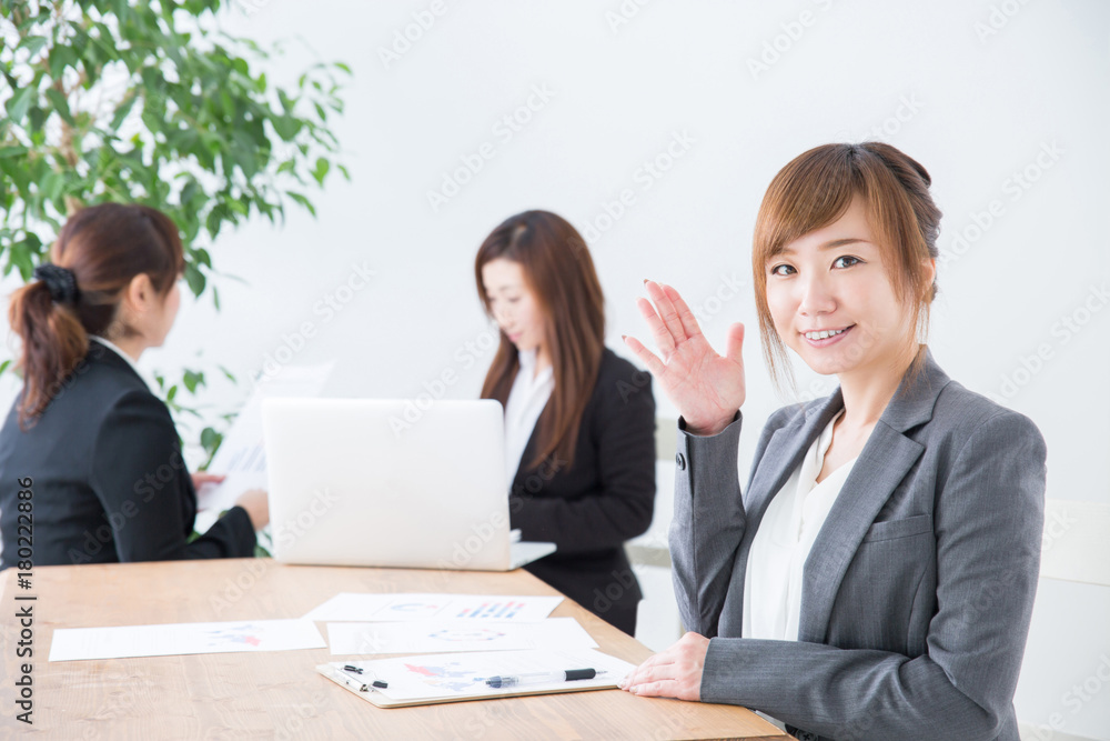 案内するビジネスウーマン
案内するビジネスウーマン