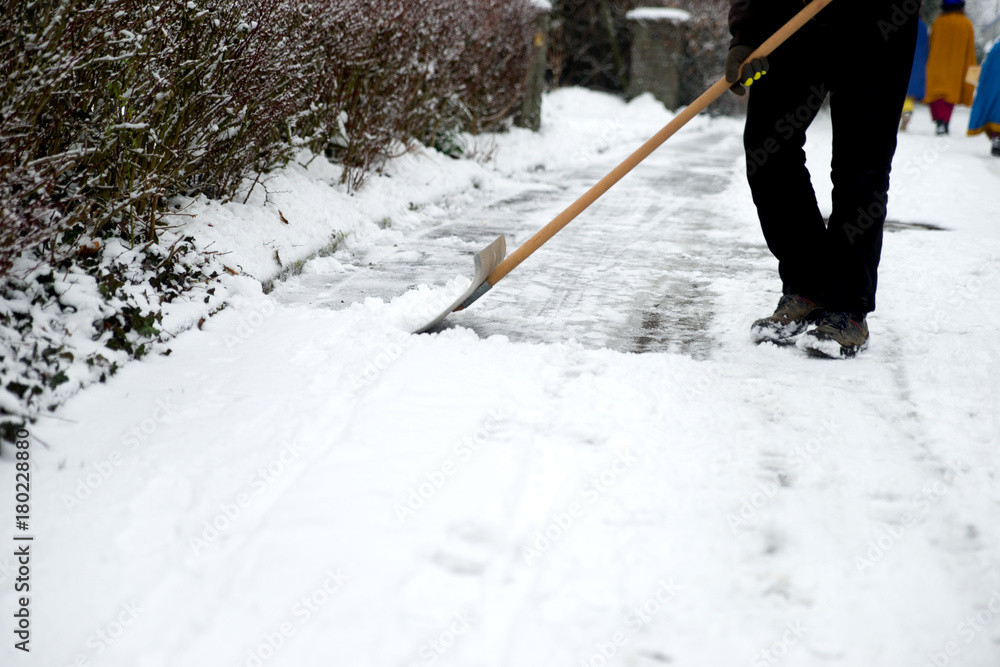 Naklejka premium Schnee räumen