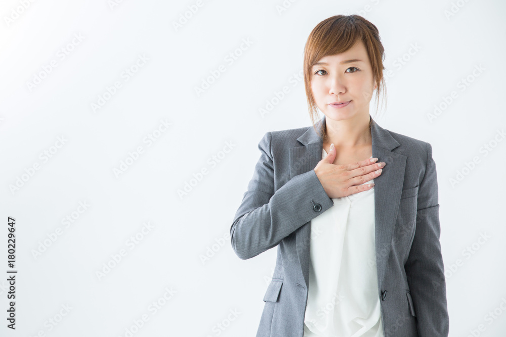 胸に手を当てるビジネスウーマン Stock Photo Adobe Stock 胸に手を当てるビジネスウーマン Stock Photo Adobe Stock