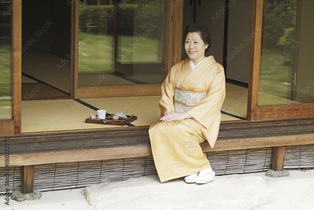 縁側に座る着物姿の女性 Stock Photo Adobe Stock