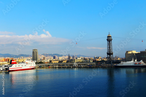 Port ze statkami w Barcelonie, Hiszpania. #180232463