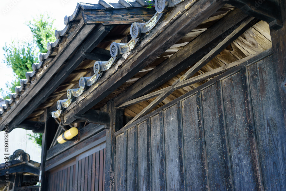レトロな日本家屋の木塀