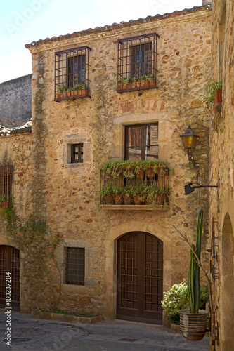 Pals pueblo tipico de temporda en Girona Cataluña España © BANUS