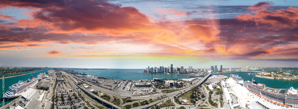 Obraz premium Miami Port aerial view at sunset, Florida