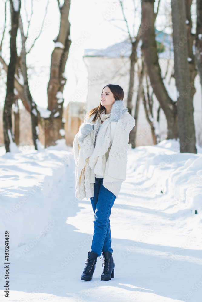 Obraz premium Girl in mittens and a blanket drinking hot tea