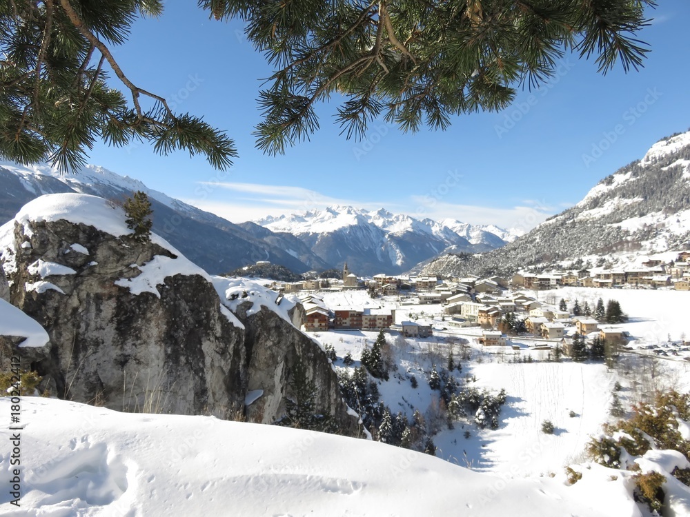 Φωτογραφία Vue sur le village d'Aussois et les montagnes enneigées de la Haute-Maurienne (F