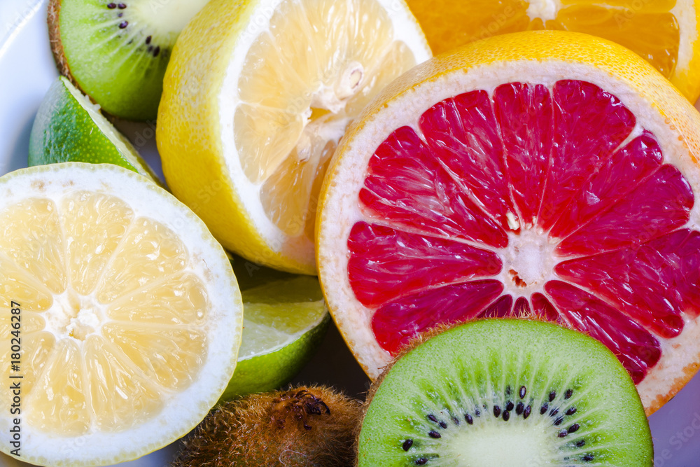 Naklejka Wiele świeżych owoców zmieszanych. Owoc cytryny, grejpfruta, limonki i kiwi.