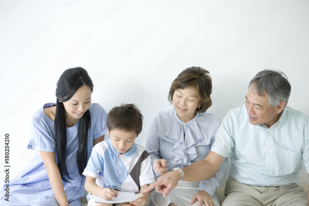 子供の宿題を手伝う家族