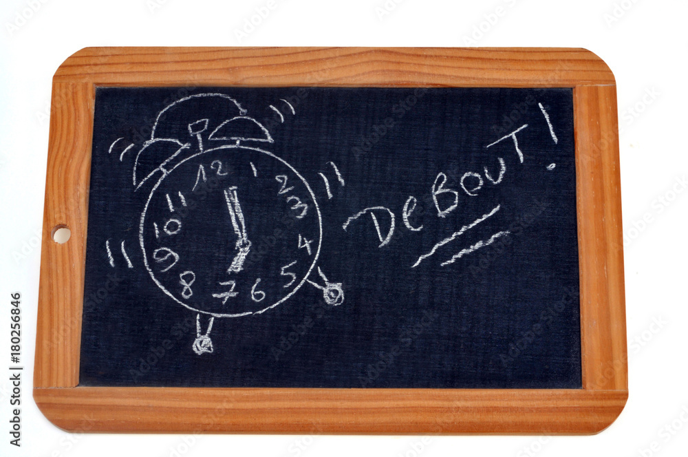 Debout écrit sur une ardoise sur laquelle est dessiné un réveil-matin Debout écrit sur une ardoise sur laquelle est dessiné un réveil-matin
