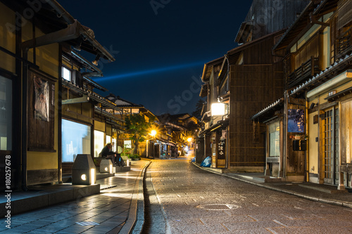 京都　夜の二寧坂