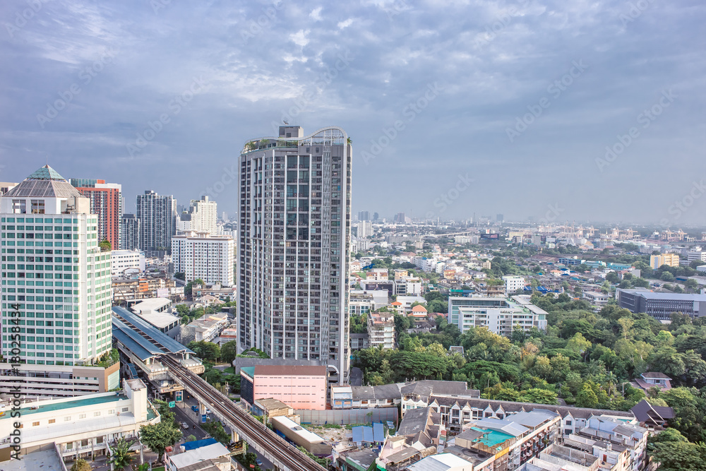 Obraz premium budynki miejskie z błękitnym niebem