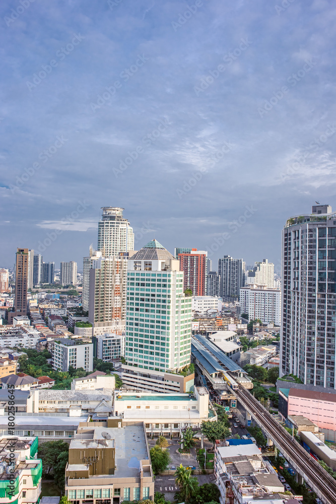 Obraz premium budynki miejskie z błękitnym niebem