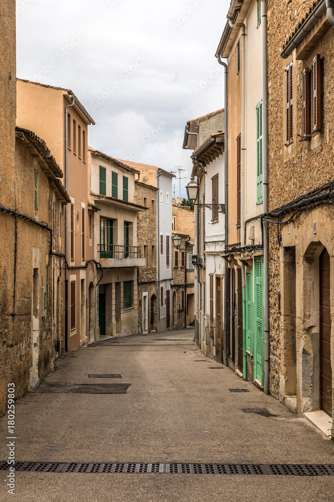 Rue de la vieille ville d'Arta sur l'île de Majorque (Îles Baléares, Espagne)