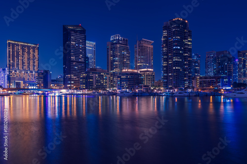 Obraz na płótnie Promenade and canal in Dubai Marina w salonie